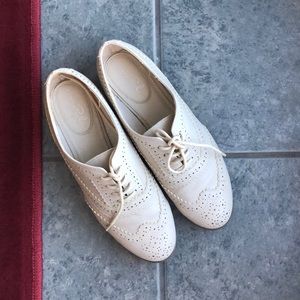 Oxford shoes / white shoes